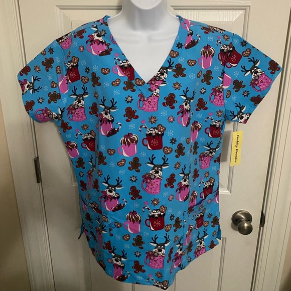 Scrubs top Gabby Brooke Hot Choc Mug Reindeer Gingerbread Short Sleeve Medical - Picture 1 of 5